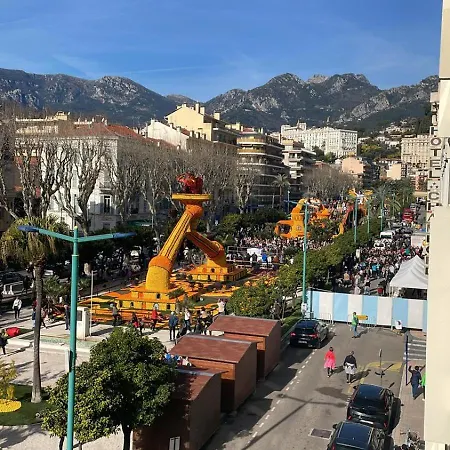 Le Regency, Familial Au Coeur Du Centre-ville, Des Celebres Jardins Bioves, Et Seulement A 1 Minute A Pied De La